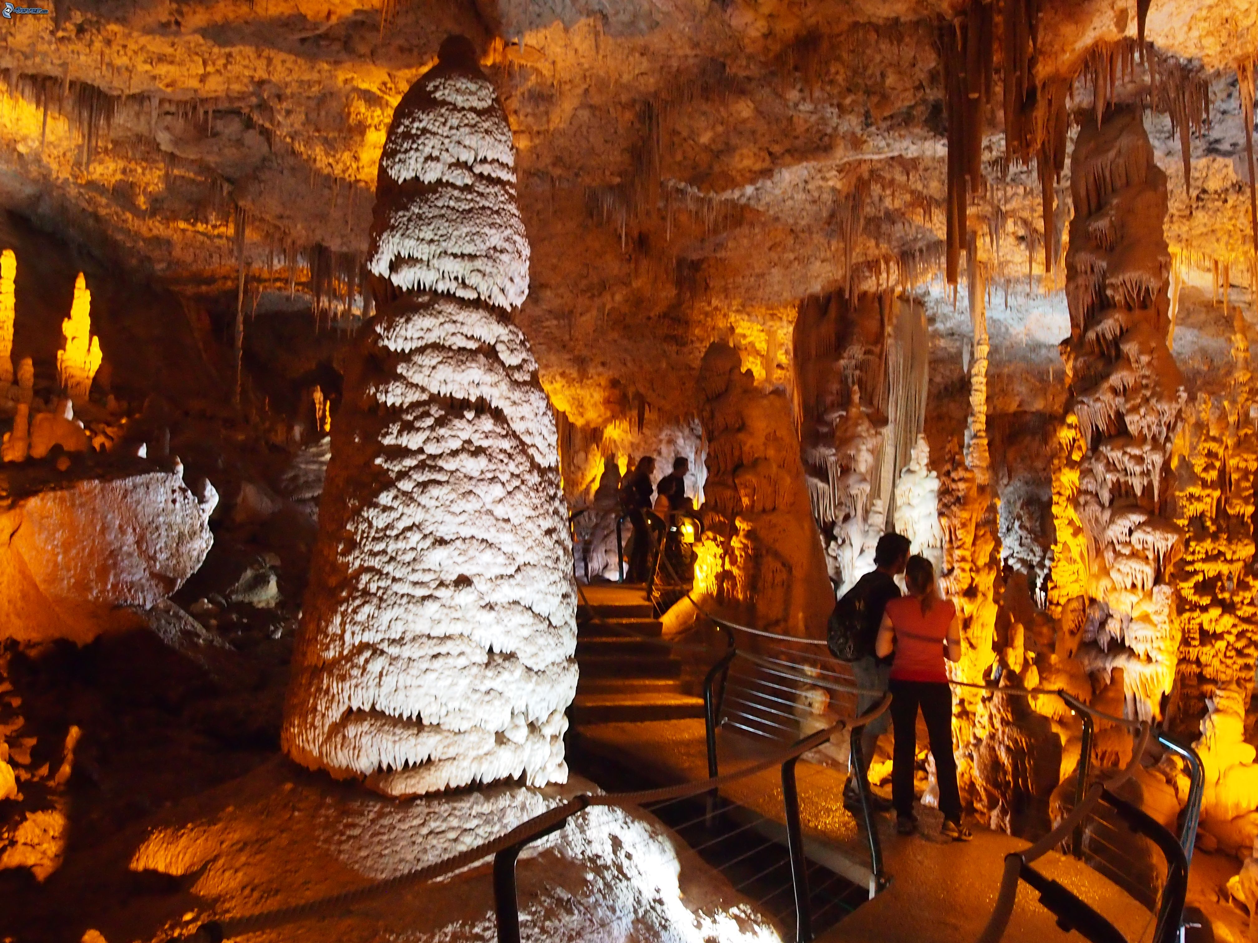 avshalom,-jaskyna,-stalaktity,-stalagmity,-turisti-252545.jpg